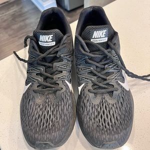 Black Nike tennis shoes - size 8